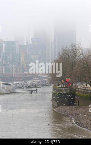 Londra, Inghilterra, Regno Unito. Giornata di nebbia sul Tamigi - bassa nuvola. Dic 2020 Foto Stock