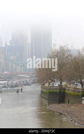 Londra, Inghilterra, Regno Unito. Giornata di nebbia sul Tamigi - bassa nuvola. Dic 2020 Foto Stock