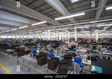 Sala di produzione a Samsonite nuovo stabilimento di assemblaggio a Szekszárd, vicino alla capitale ungherese, Budapest. Foto Stock