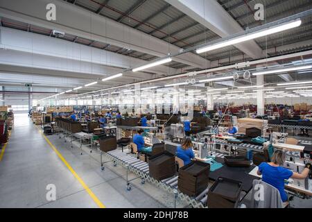 Sala di produzione a Samsonite nuovo stabilimento di assemblaggio a Szekszárd, vicino alla capitale ungherese, Budapest. Foto Stock