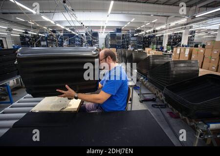 Lavoratore maschile a Samsonite nuovo stabilimento di assemblaggio a Szekszárd, vicino alla capitale ungherese, Budapest. Foto Stock