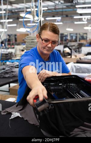 Lavoratrice femminile a Samsonite nuovo stabilimento di assemblaggio a Szekszárd, vicino alla capitale ungherese, Budapest. Foto Stock