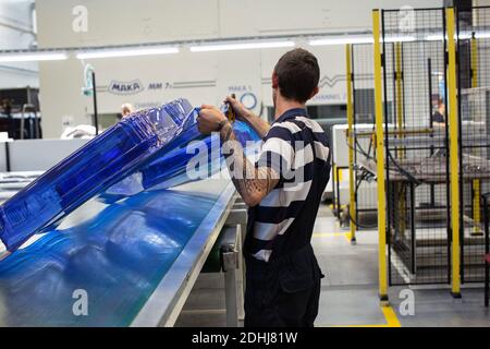 Lavoratore maschile a Samsonite nuovo stabilimento di assemblaggio a Szekszárd, vicino alla capitale ungherese, Budapest. Foto Stock