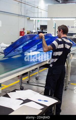 Lavoratore maschile a Samsonite nuovo stabilimento di assemblaggio a Szekszárd, vicino alla capitale ungherese, Budapest. Foto Stock