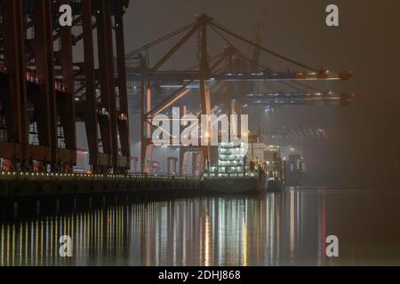 Mistiche scene serali al porto di Amburgo, avvolto nella nebbia e anticipazione di avventure e viaggi a venire... Foto Stock