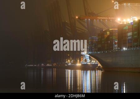 Mistiche scene serali al porto di Amburgo, avvolto nella nebbia e anticipazione di avventure e viaggi a venire... Foto Stock