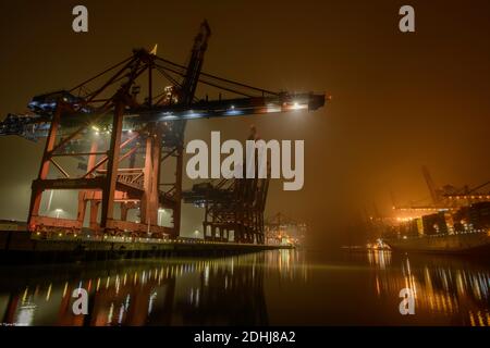 Mistiche scene serali al porto di Amburgo, avvolto nella nebbia e anticipazione di avventure e viaggi a venire... Foto Stock