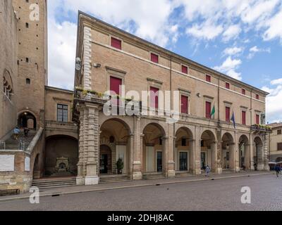L'antico Palazzo Garampi in Piazza Cavour, sede del comune di Rimini, in un momento di tranquillità Foto Stock