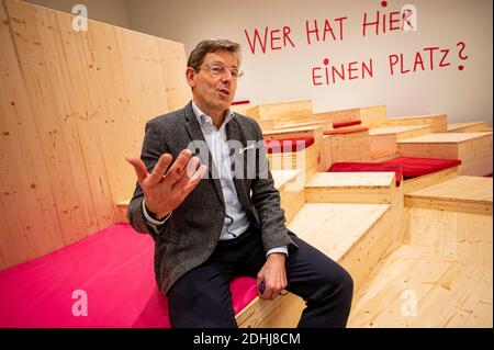 Berlino, Germania. 02 dicembre 2020. Hartmut Dorterloh, direttore generale del Forum Humboldt, siede nella nuova mostra per bambini del Forum Humboldt. Il Forum Humboldt nel Palazzo di Berlino ricostruito aprirà le sue porte martedì (16 dicembre) dopo sette anni di costruzione e diversi rinvii dell'apertura - a causa di corona, la mostra inizialmente sarà solo digitale. (Per 'ex-Punker sulla loro strada attraverso il Palazzo - Humboldt Forum prima di aprire') credito: Fabian Sommer/dpa/Alamy Live News Foto Stock