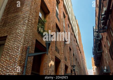 Un closeup di edifici in mattoni rossi con elementi moderni, Foto Stock