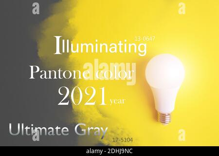 Pantone Color of the Year 2021. Lampadina incandescente su sfondo giallo grigio. Idea, innovazione, concetto di creatività, modello di design. Tendenza colore. Illuminati Foto Stock