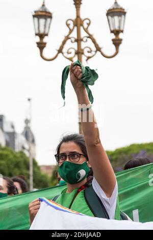 Città di Buenos Aires, Città di Buenos Aires, Argentina. 11 Dicembre 2020. INT. Notizie del mondo. 11 dicembre 2020. Città di Buenos Aires, Argentina. Migliaia di persone a favore dell'aborto legale attendono al di fuori del Congresso nazionale il risultato del voto del progetto di aborto presso la Camera dei deputati di Buenos Aires, Argentina. Credit: Julieta Ferrario/ZUMA Wire/Alamy Live News Foto Stock