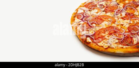 Deliziosa pizza rustica. Salsa di firma, mozzarella, peperoni, filetto di pollo, pomodori, cipolla rossa. Primo piano. Opuscolo pubblicitario e poster per Foto Stock