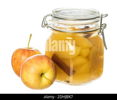 composta di mele in vaso tradizionale con chiusura in metallo con due mele su sfondo bianco Foto Stock