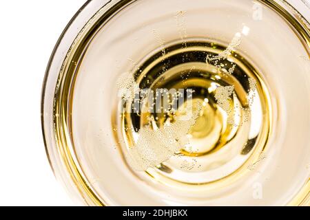 piccole bolle in un bicchiere di champagne dall'alto Foto Stock