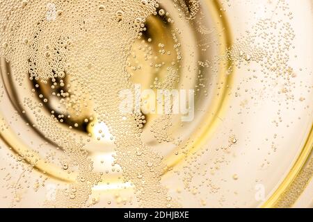 Molte piccole bolle in un bicchiere di champagne Foto Stock