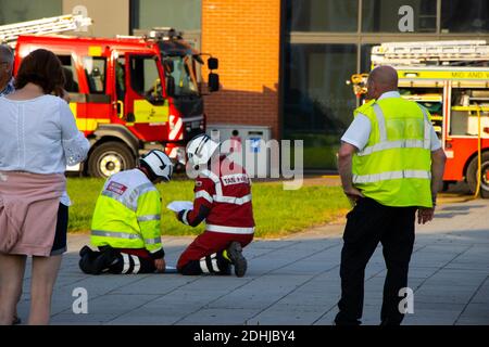 Comandante del fuoco che guarda la pianta della costruzione Foto Stock