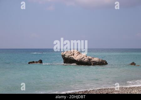 Rocce su una spiaggia vicino Aphrodite's Rock a Cipro Foto Stock