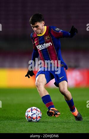 Barcellona, Spagna - 08 dicembre 2020: Pedro Gonzalez Lopez (Pedri) del FC Barcelona in azione durante la partita di calcio della UEFA Champions League Group G tra FC Barcellona e Juventus. La Juventus FC ha vinto nel 3-0 il FC Barcelona. Credit: Nicolò campo/Alamy Live News Foto Stock