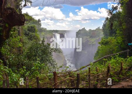 L'iconica cascata di Mosi-Oa-Tunya, chiamata anche Cascate Victoria, si può ammirare dal lato dello Zimbabwe. Foto Stock