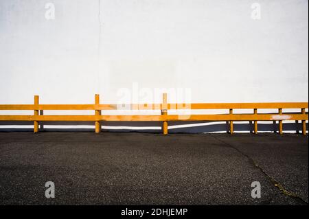 Ringhiera in legno su asfalto. Foto Stock