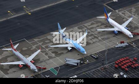 Alcuni aerei sono stati in funzione, in particolare aerei da trasporto, mentre altri sono stati parcheggiati all'aeroporto di Birmingham durante la Pandemic del 2020 Foto Stock