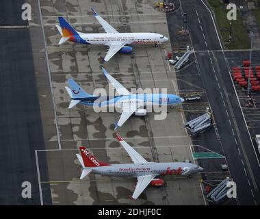 Alcuni aerei sono stati in funzione, in particolare aerei da trasporto, mentre altri sono stati parcheggiati all'aeroporto di Birmingham durante la Pandemic del 2020 Foto Stock