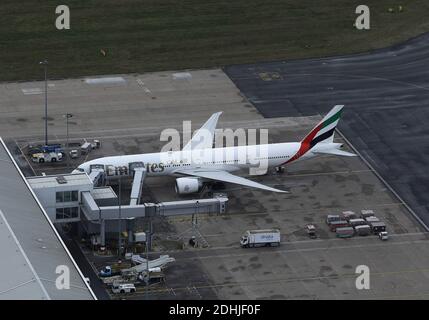 Alcuni aerei sono stati in funzione, in particolare aerei da trasporto, mentre altri sono stati parcheggiati all'aeroporto di Birmingham durante la Pandemic del 2020 Foto Stock