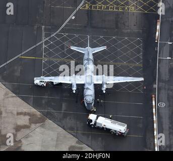 Alcuni aerei sono stati in funzione, in particolare aerei da trasporto, mentre altri sono stati parcheggiati all'aeroporto di Birmingham durante la Pandemic del 2020 Foto Stock