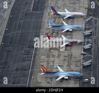 Alcuni aerei sono stati in funzione, in particolare aerei da trasporto, mentre altri sono stati parcheggiati all'aeroporto di Birmingham durante la Pandemic del 2020 Foto Stock