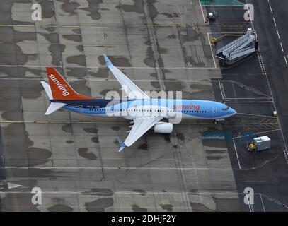 Alcuni aerei sono stati in funzione, in particolare aerei da trasporto, mentre altri sono stati parcheggiati all'aeroporto di Birmingham durante la Pandemic del 2020 Foto Stock