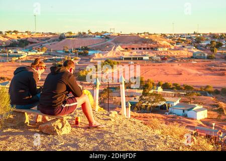 Coober Pedy, South Australia, Australia - 28 agosto 2019: Persone in attesa di tramonto nella città sotterranea di Coober Pedy in Australia dalla grotta Lookout in Foto Stock