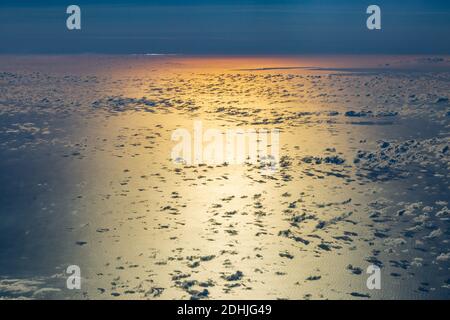 Tramonto sull'oceano, vista dal ponte di volo di un aereo Foto Stock