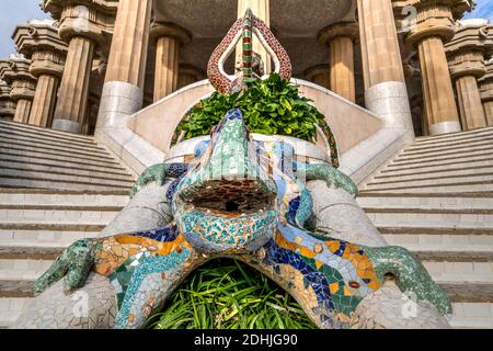 Salamander a mosaico multicolore di Gaudi, Park Guell, Barcellona, Catalogna, Spagna Foto Stock