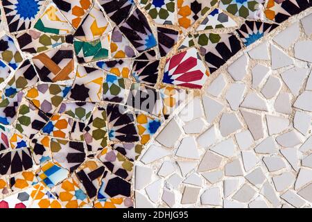 Dettaglio di Gaudí lavoro di mosaico nel banco a Park Guell, Barcellona, in Catalogna, Spagna Foto Stock