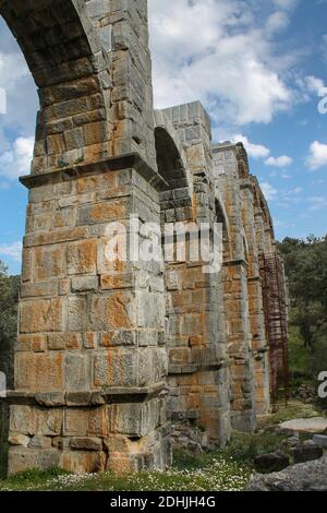 L acquedotto romano presso il villaggio di Moria, nell'isola di Lesbo (Mytilene), in Grecia. Foto Stock