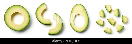 Fette di avocado isolate su sfondo bianco, dall'alto Foto Stock