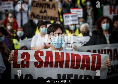 Madrid, Spagna. 11 Dicembre 2020. Concentrazione nell'ospedale 12 de Octubre a favore della salute pubblica e contro il trasferimento forzato di lavoratori all'ospedale pandemico Isabel Zendal di Madrid. Credit: Indira/DAX/ZUMA Wire/Alamy Live News Foto Stock