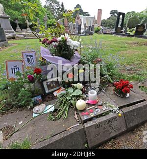 Pietra commemorativa di Ian Curtis al crematorio di Macclesfield, Prestbury Road, Cheshire, Inghilterra, Regno Unito, SK10, etichetta di fabbrica, Joy Division cantante, scrittore di canzoni Foto Stock