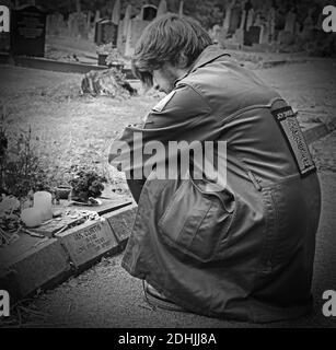 Fan di Ian Curtis Memorial Stone al Macclesfield crematorio, Prestbury Road, Cheshire, Inghilterra, Regno Unito, SK10, fabbrica Etichetta, cantante Joy Division, scrittore di canzone Foto Stock