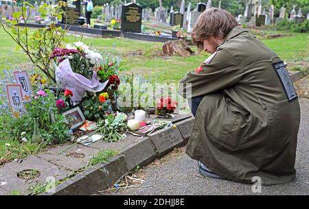 Fan di Ian Curtis Memorial Stone al Macclesfield crematorio, Prestbury Road, Cheshire, Inghilterra, Regno Unito, SK10, fabbrica Etichetta, cantante Joy Division, scrittore di canzone Foto Stock