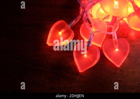 luci cardiache rosse illuminate su sfondo scuro Foto Stock