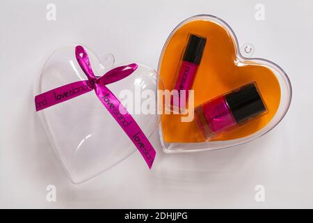 Love Island Heartbreaker cuore a forma di bauble con labbro scintillante & chiodo scintillante isolato su sfondo bianco Foto Stock