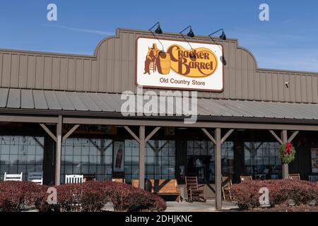 Indianapolis - Circa Dicembre 2020: Cracker Barrel Old Country Store Ubicazione. Cracker Barrel serve cibo casalingo. Foto Stock