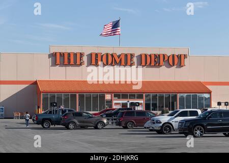 Greenfield - circa dicembre 2020: Home Depot posizione battenti la bandiera americana. Home Depot è il più grande concessionario di miglioramento domestico negli Stati Uniti. Foto Stock