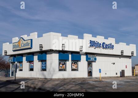 Greenfield - circa Dicembre 2020: White Castle Hamburger Ubicazione. Il Castello Bianco serve 2 cursori da 2 pollici. Foto Stock