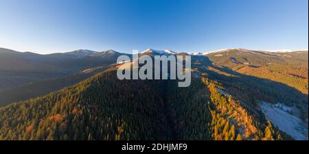 Paesaggi di montagna pittoreschi di autunno con neve vicino al villaggio di Dzembronya in Ucraina Carpazi montagne. Foto Stock