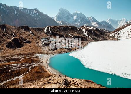 Incredibile lago blu Gokio sotto ghiaccio e neve, Nepal, Himalaya Foto Stock