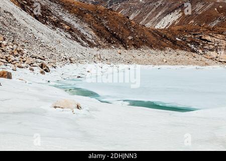 Incredibile lago blu Gokio sotto ghiaccio e neve, Nepal, Himalaya Foto Stock