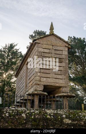 Laxe, Galizia / Spagna - 27 novembre 2020: Granaio tipico galiziano chiamato 'Horreo' su palafitte di pietra come visto a Laxe Foto Stock